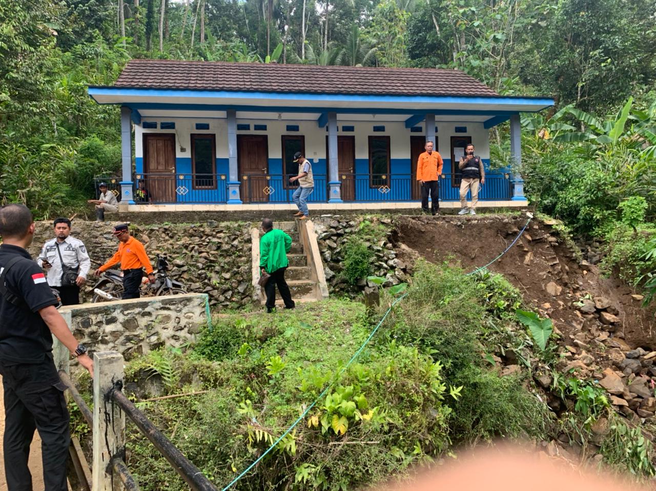 PENANGNAN BENCANA TANAH LONGSOR